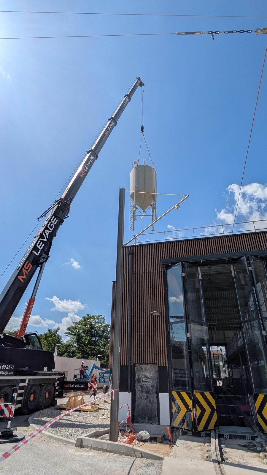 Découvrez en images le grutage d’un silo de sable sur le site de maintenance et de remisage (SMR) !
