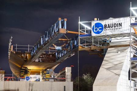 Le pont de franchissement de l'A86 est installé !