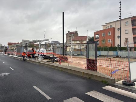 [MONTREUIL] Installation du mobilier et du revêtement de station sur l’avenue paysagère