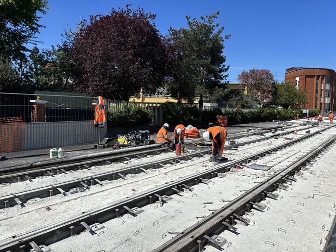 Travaux de pose des rails le long de la ligne © Département de la Seine-Saint-Denis