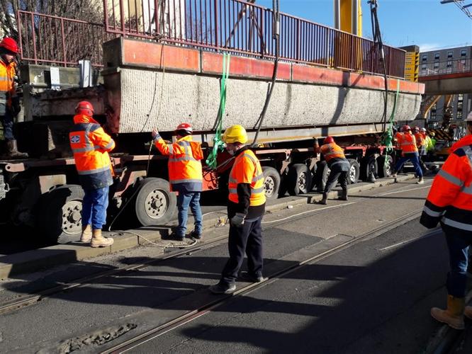 Démolition de la passerelle entre Bobigny 2 et la résidence des Sablon ©Département de la Seine-Saint-Denis