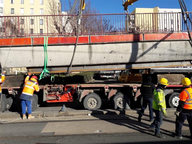 Démolition de la passerelle entre Bobigny 2 et la résidence des Sablon ©Département de la Seine-Saint-Denis