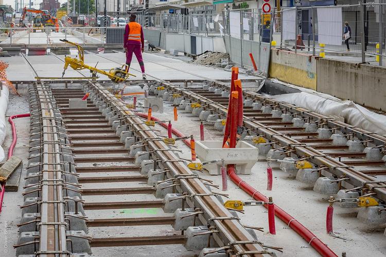 Travaux de pose des rails le long de la ligne © Département de la Seine-Saint-Denis