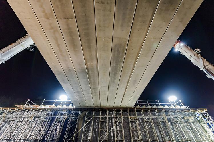 Pose du tablier du pont de franchissement de l'A3 © Département de la Seine-Saint-Denis