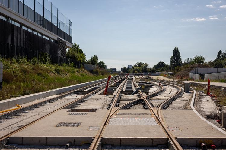 Pose des rails sur l'avenue paysagère © Département de la Seine-Saint-Denis