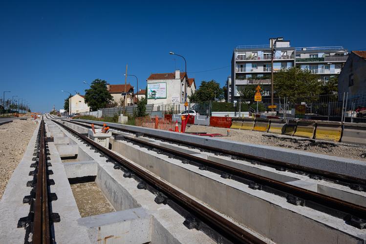 Pose des rails sur l'avenue paysagère © Département de la Seine-Saint-Denis