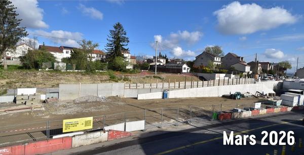 Chantier de construction du mur de soutènement en mars 2026