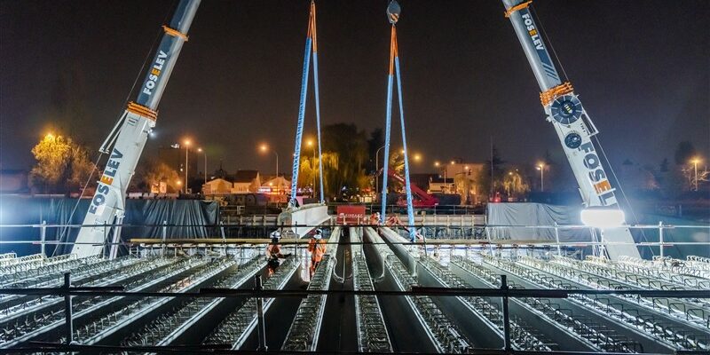 Pose des poutres du tablier du pont de franchissement de l’A3 – Nuit du 14 au 15 avril 2021 Pose des poutres du tablier du pont de franchissement de l'A3 - Nuit du 14 au 15 avril 2021