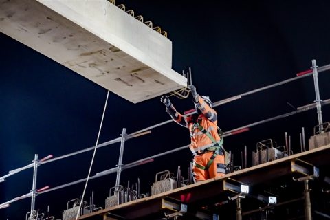 Pose des poutres du tablier du pont de franchissement de l'A3 - Nuit du 14 au 15 avril 2021