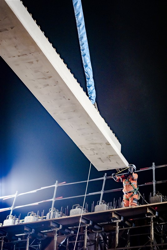 Pose des poutres du tablier du pont de franchissement de l'A3 - Nuit du 14 au 15 avril 2021