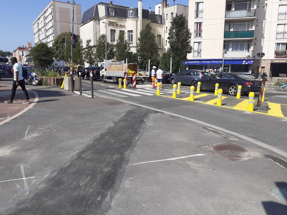 Pose des plots jaune sur terre-plein central rue Anatole France à Noisy-le-Sec