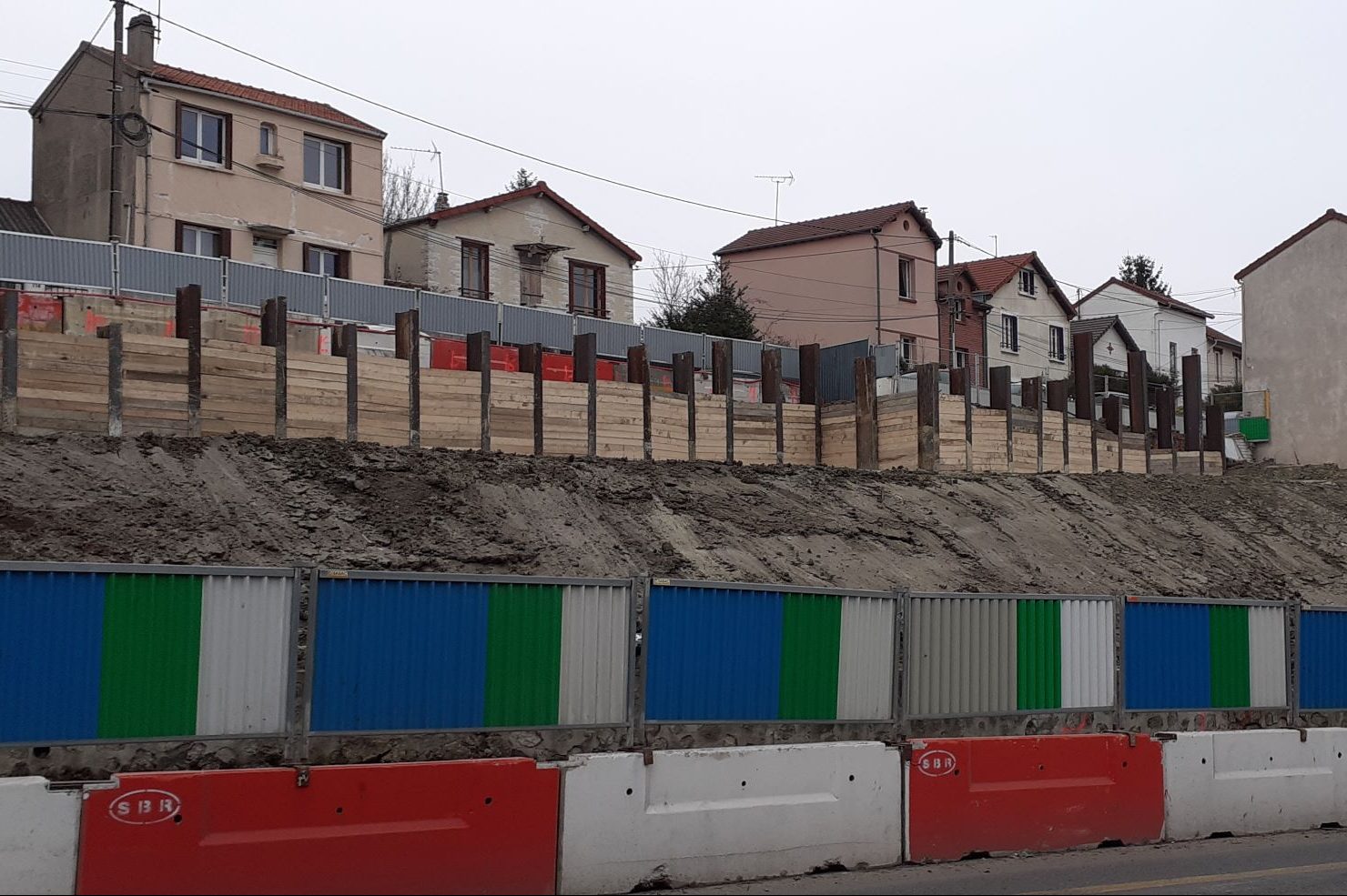 Travaux de construction des murs de soutènement rue Anatole France à Noisy-le-Sec