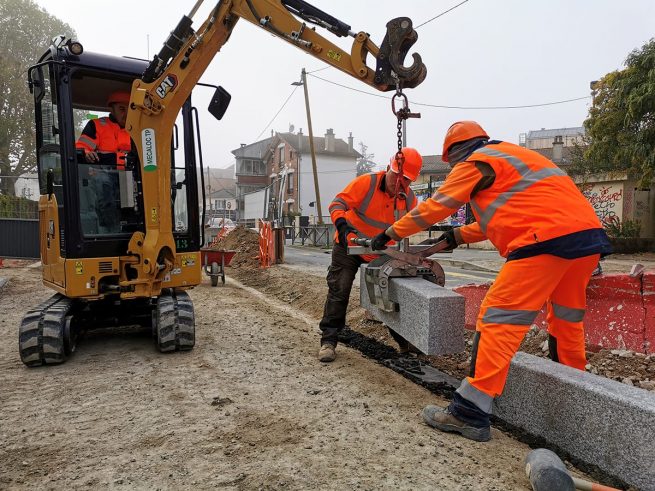 Travaux de pose de bordures, boulevard Barbusse à Romainville