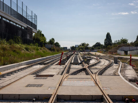 Travaux de pose des rails sur l'avenue paysagère